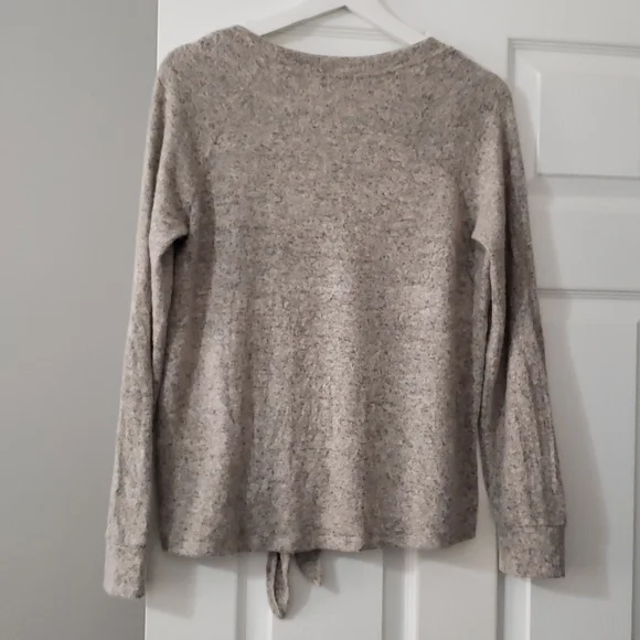 Sweater with knot tie in front - Picture 4 of 4